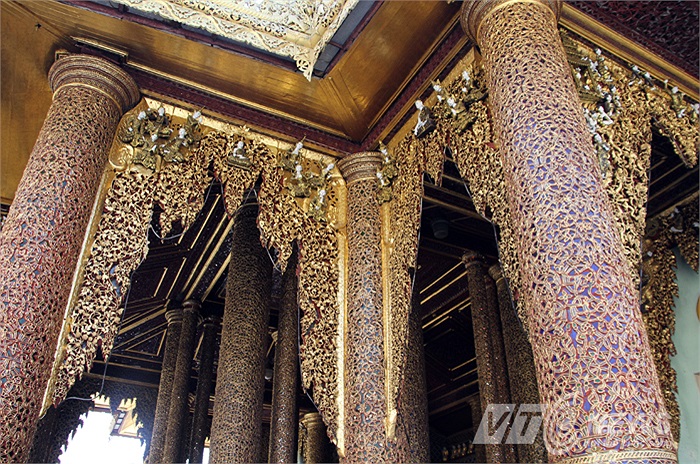 Năm 1841, Vua Tharrawaddy sai đúc một quả chuông nặng 42 tấn bằng đồng và dát khoảng 20 kg vàng, đặt tên là chuông Maha Tissada (ba âm thanh). Chuông này treo trong lầu chuông ở phía đông bắc tòa tháp.