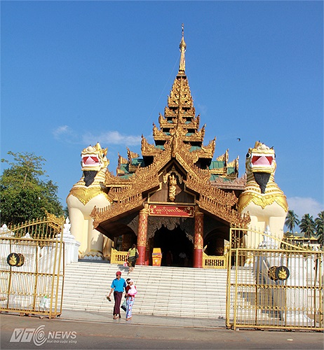 Chùa lại nằm trên đồi Singuttara. Từ chân đồi có 4 lối leo lên chùa. Mỗi lối lên có một cặp chinthe (sư tử thần) canh gác.
