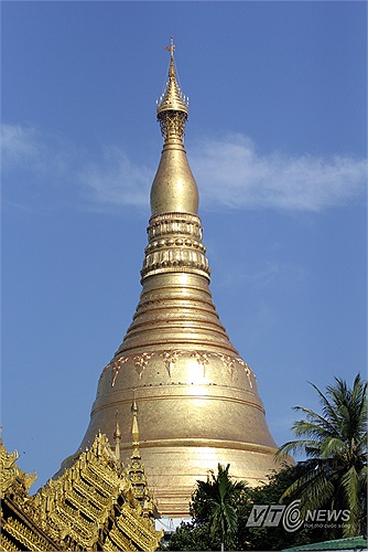 Trở lại với toàn Stupa, sau phần đế, là phần hình chuông của tháp. Trên phần hình chuông là phần mũ tháp. Trên phần mũ tháp là phần giả như các cánh sen. 