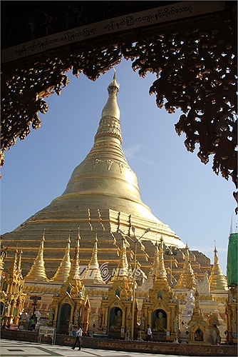 Tiếp đến là phần hình vương miện. Phần hình vương miện còn gọi là lọng (hti) được nạm 5448 viên kim cương và 2317 viên hồng ngọc. Trên cùng ở vị trí cao nhất là búp kim cương gắn một viên kim cương 76 carat (15g)