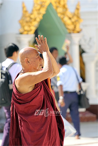 Đó là cây gậy của Phật Câu Lưu Tôn, cái lọc nước của Phật Câu Na Hàm, một mảnh áo của Phật Ca Diếp, và 8 sợi tóc của Phật Thích Ca.