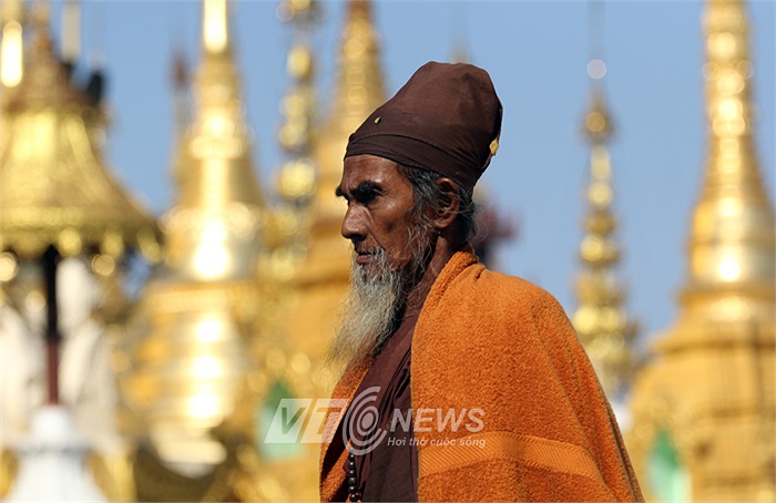 Năm 1608, một toán quân Bồ Đào Nha do Philip de Brito e Nicote đã cướp phá chùa. Chúng cướp đi quả chuông lớn Dhammazedi mà Vua Dhammazedi đã dâng cho chùa.