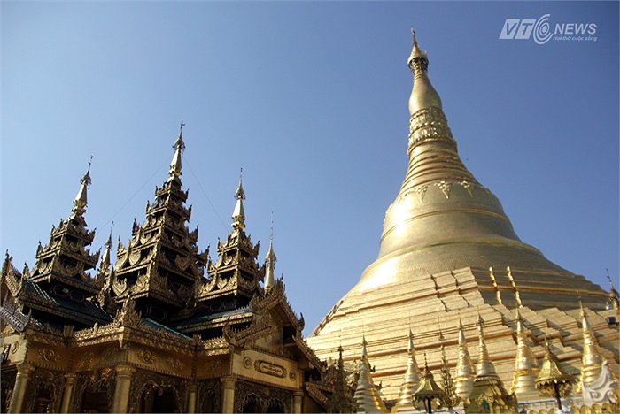 Đế tháp bằng gạch, dát bên ngoài là những tấm vàng được quyên góp từ nhân dân. Đê dát hết phần tháp này, nhà chùa đã huy động được 500kg vàng.