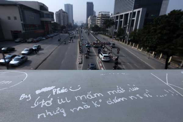 Cầu đi bộ, vấy bẩn, giãi bày tình cảm