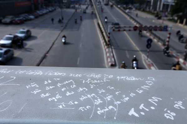 Cầu đi bộ, vấy bẩn, giãi bày tình cảm