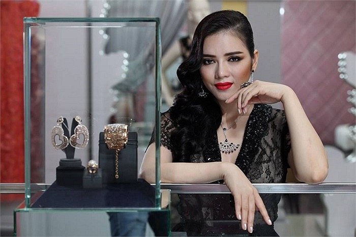 Lý Nhã Kỳ già chát khi khoác lên mình trang phục ren đen, cùng cách trang điểm 'nhừ' trước tuổi trong bộ ảnh khoe kim cương lấp lánh.