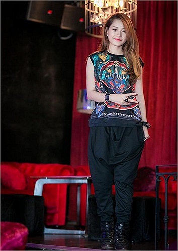 Nhưng cũng rất cá tính khi tham dự sự kiện.