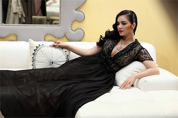 Dường như trong bộ ảnh nào Lý Nhã Kỳ cũng khoác lên mình vẻ kiêu sa.