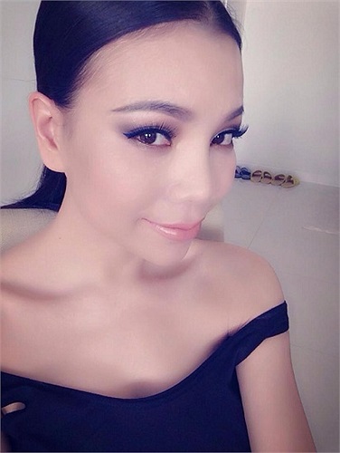 Trà Ngọc Hằng trang điểm trước khi đi sự kiện.