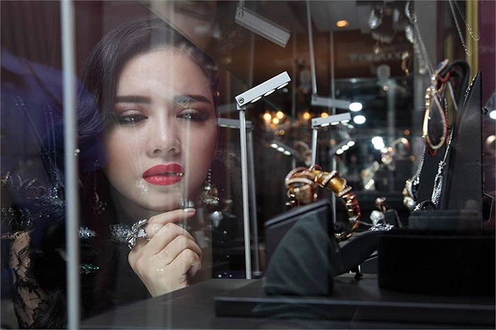 Người đẹp khoe những món đồ nữ trang kim cương đắt đỏ.