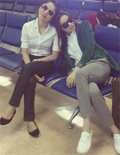 Hồ Ngọc Hà cùng Lệ Quyên đợi đến giờ bay ở sân bay.