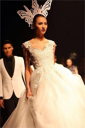 Hồng Quế nổi bật trên sàn diễn thời trang.