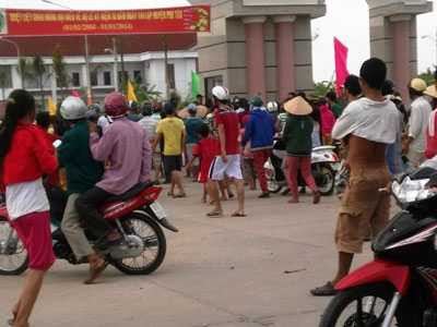 Gia đình nạn nhân Ngô Thị Nơi mang di ảnh, lư hương đến trụ sở UBND huyện Phú Tân đòi bồi thường