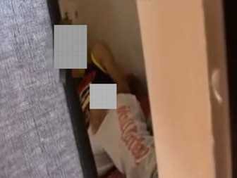 Bên trong một địa điểm massage đồng giới nam và một quảng cáo massage nam tận nơi trên mạng. Ảnh: Thủy Liên.