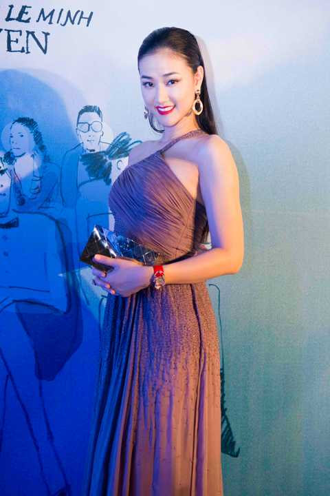 Maya đeo đồng hồ 1,2 tỷ đi xem thời trang