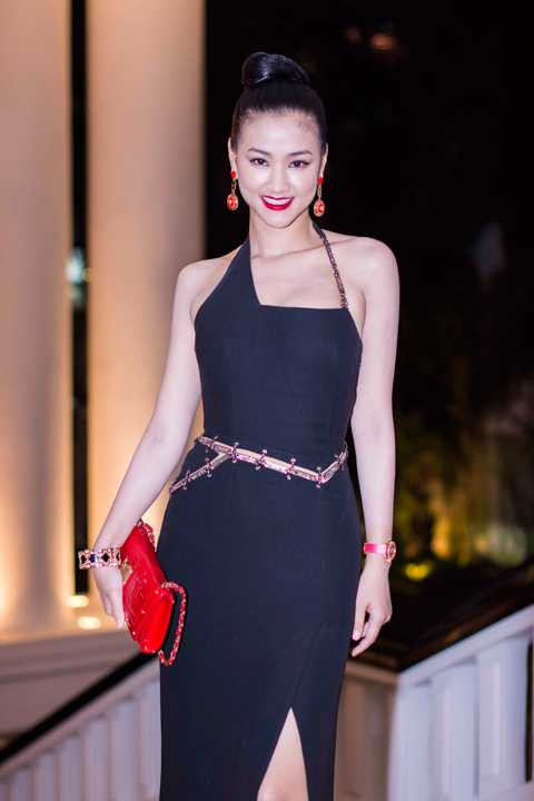 Maya lái xe tiền tỷ, diện hàng hiệu đi dự tiệc