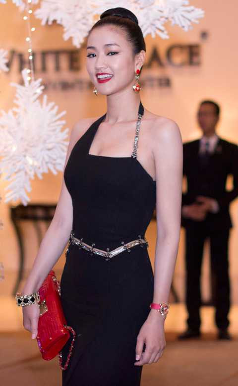 Maya lái xe tiền tỷ, diện hàng hiệu đi dự tiệc