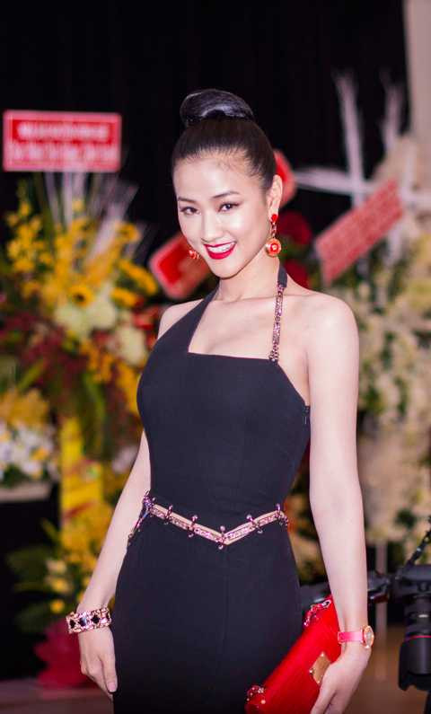 Maya lái xe tiền tỷ, diện hàng hiệu đi dự tiệc