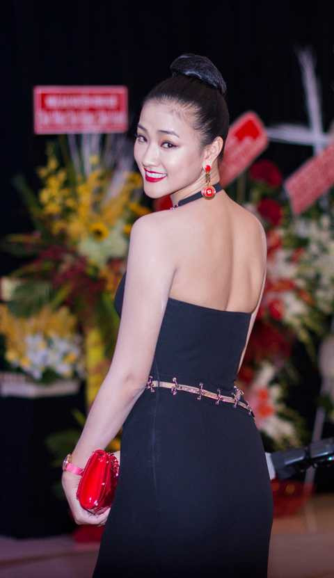 Maya lái xe tiền tỷ, diện hàng hiệu đi dự tiệc