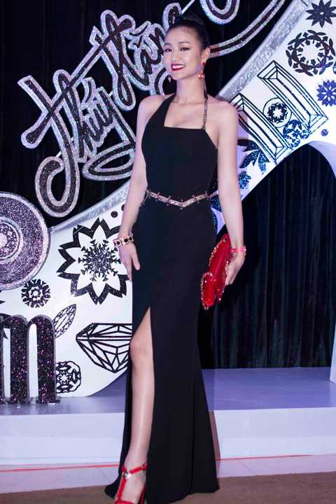 Maya lái xe tiền tỷ, diện hàng hiệu đi dự tiệc