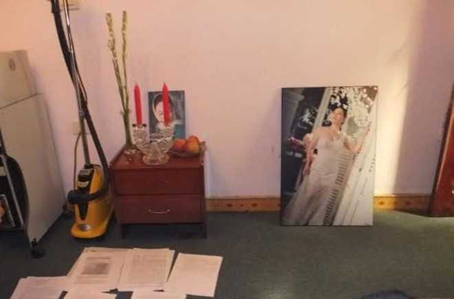 Dưới chân bàn thờ chị Loan tự lập cho mình để la liệt những đơn kêu cứu, tố cáo 'chồng hờ' Nguyễn Sỹ Ngọc.