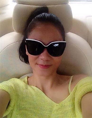 Thu Minh khoe kính mới.