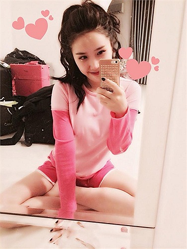 Bảo Thy nhí nhảnh với căn phòng ngập tràn màu hồng.