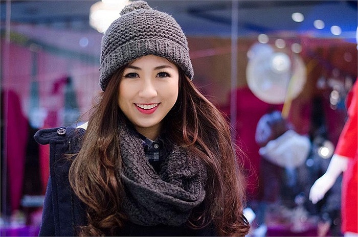Gương mặt rất trẻ trung, đáng yêu, diện đồ ấm ấp, Tú Anh nhí nhảnh tạo dáng.