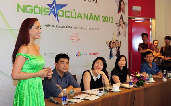 Mr Đàm làm MC đêm trao giải Ngôi sao của năm 2013