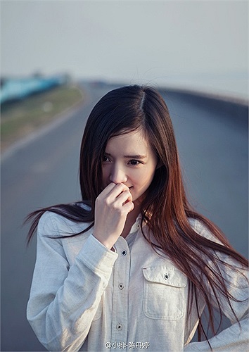 Khuôn mặt và ánh mắt giống Dương Mịch đến ngỡ ngàng. 