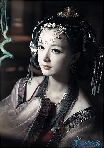 Khi những bộ ảnh của Trần Đan Đình được phát tán, nhiều người hâm mộ có ý hoài nghi rằng cô đã động chạm dao kéo để được giống Dương Mịch.