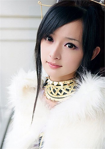 Tuy nhiên, quản lí của cô đã lên tiếng khẳng định rằng, nhan sắc cô bạn có được hoàn toàn tự nhiên, chưa hề trải qua bất kì cuộc phẫu thuật nào.