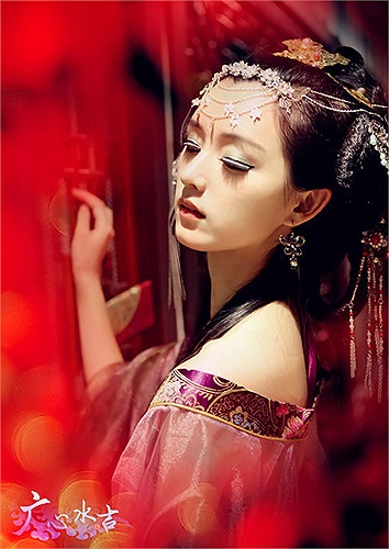 Trần Đan Đình hiện đang là sinh viên ngành kế toán, sống ở Hàng Châu (cái nôi sản sinh ra nhiều cosplayer đình đám Trung Quốc).