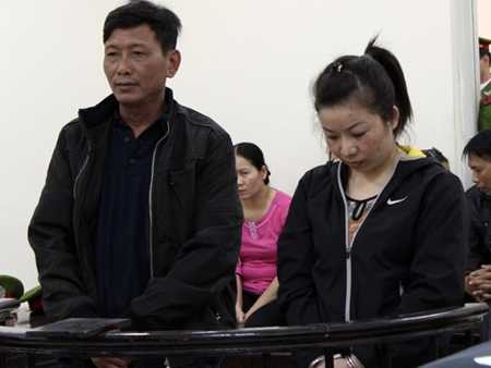 Hằng cùng ông anh họ trước vành móng ngựa.