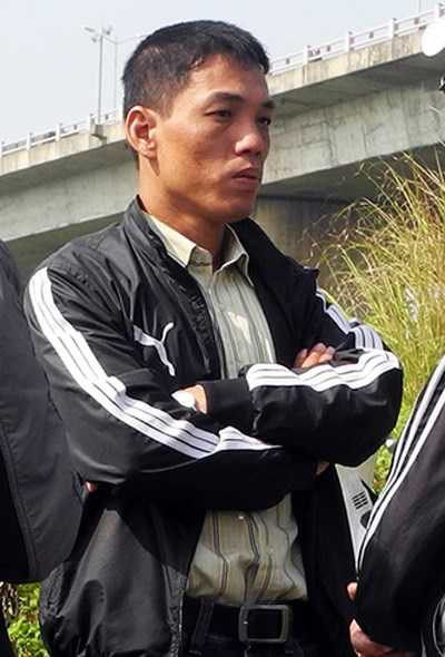 Chồng nạn nhân trong cuộc tìm kiếm ở chân cầu Thanh Trì ngày 25/10.