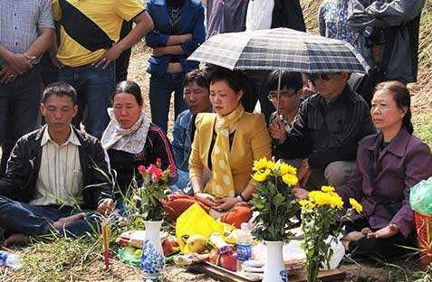 Nhà ngoại cảm (áo vàng) đến rồi... bó tay. Ảnh: LĐ