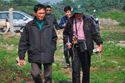  Người thân cùng các nhà khoa học tìm kiếm tại khu vực bãi bồi của sông Hồng.