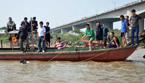  Thợ lặn chuyên nghiệp dốc sức tìm thi thể nạn nhân (Ảnh: Tuổi trẻ)