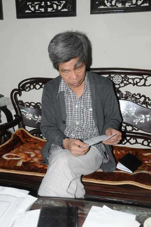 Ông Lê Văn Viễn ngồi nhà dõi theo <a href='https://vtcnews.vn/' >tin tức</a> của những người trong gia đình đi tìm kiếm.