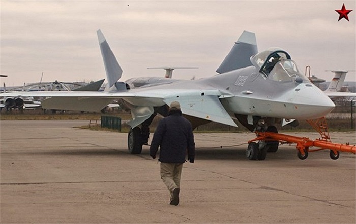 Trung tướng Viktor Bondarep - Tư lệnh Không quân Nga, từng tiết lộ rằng chiến đấu cơ Sukhoi T-50 sẽ được chuyển giao cho không quân vào năm 2017