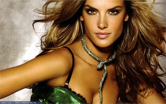 Dù đã cận kề tuổi 30, cô siêu mẫu xứ samba Alesandra Ambrosio vẫn đẹp rực rỡ và đốt mắt phái mạnh bởi đường cong nóng bỏng.