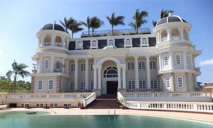 Đây là ngôi biệt thự của ông Lâm Ngọc Khuân, nguyên Chủ tịch HĐQT Công ty Thủy sản Phương Nam, người từng gây xôn xao dư luận khi để lại khoản nợ 1.600 tỷ đồng cho 7 ngân hàng và nhiều chủ nợ khác để trốn sang Mỹ cùng gia đình.
