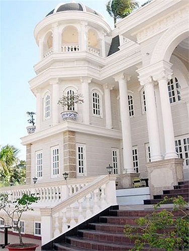 Sau khi ông Khuân bỏ trốn, ngôi biệt thự đã bị siết nợ cho Ngân hàng Ngoại thương Việt Nam.