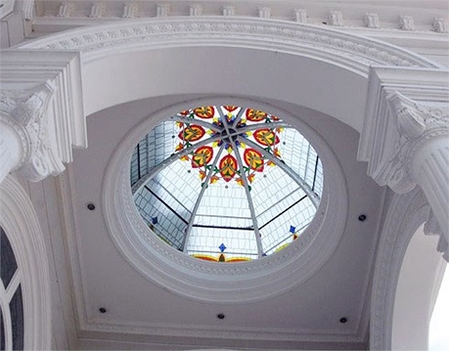 Nhìn từ ngoài vào, khu biệt thự mang dáng dấp một công trình của người Hồi giáo, Trung Đông, nhưng bên trong lại pha trộn kiến trúc phương Tây.