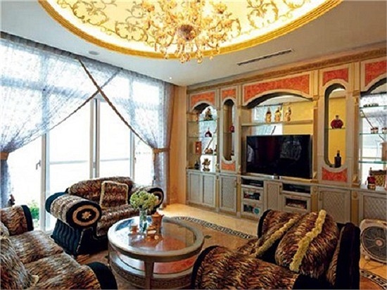 Toàn cảnh phòng khách lộng lẫy trong ngôi biệt thự.