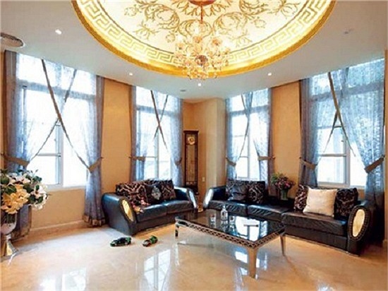 Phòng khách rộng rãi và đón được ánh sáng thiên nhiên.