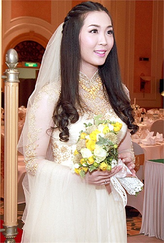 Trưa 27/12, đám cưới của Á hậu Thùy Trang và doanh nhân Đông Cương diễn ra tại một khách sạn tại Hà Nội. Tiệc cưới diễn ra ấm cúng, giản dị với sự tham dự của người thân, bạn bè theo đúng ý nguyện của cặp đôi. 