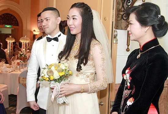 Thùy Trang diện váy cưới ren tinh tế, còn chú rể Đông Cương bảnh bao trong bộ vest trắng. 