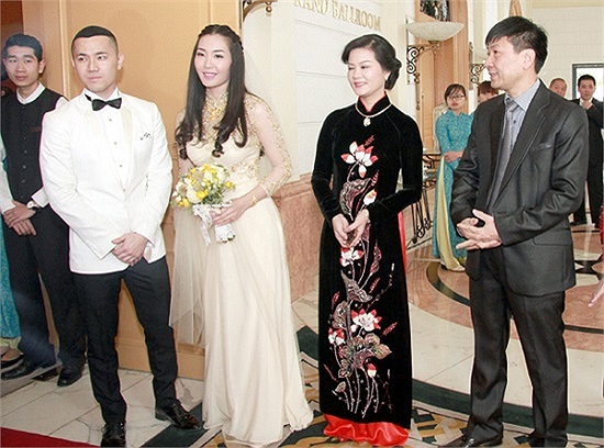 Cặp tân lang, tân nương cùng bố mẹ đón tiếp các vị khách.
