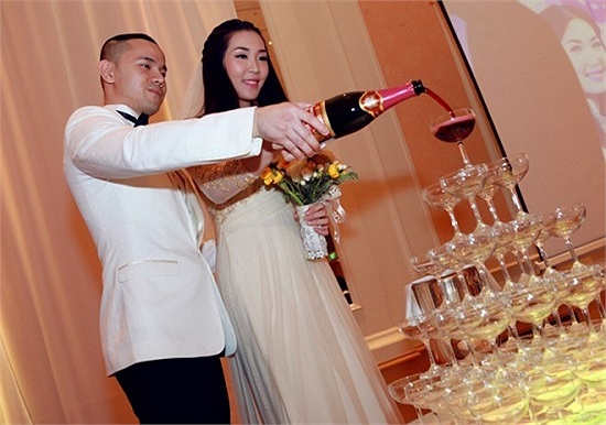 Sau đám cưới tại Hà Nội, ngày mai (28/12), cặp đôi sẽ tổ chức thêm tiệc cưới tại TP HCM.